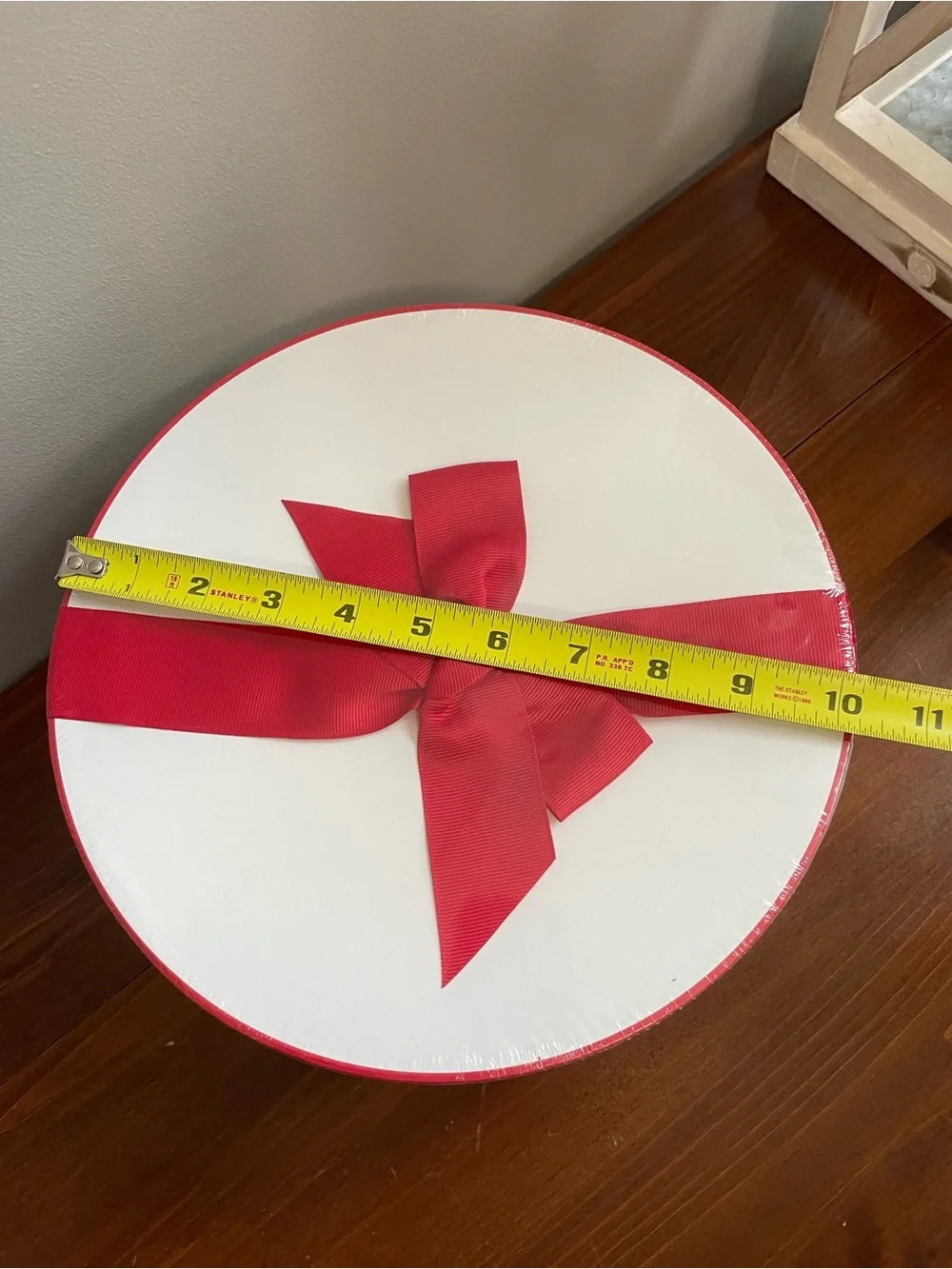 New Sugar Paper White and Red Round Gift Box with Bow - Home Party Supplies